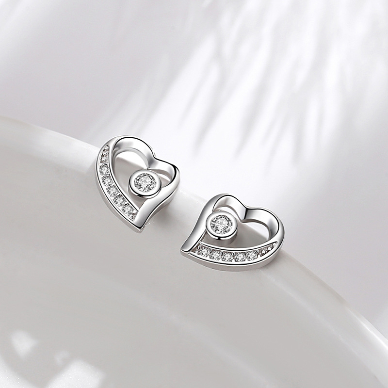 Pendientes de plata esterlina S925 pendientes encantadores de plata de aguja de plata 925 al por mayor pendientes de estilo europeo y americano en forma de corazón incrustados en diamantes para mujeres