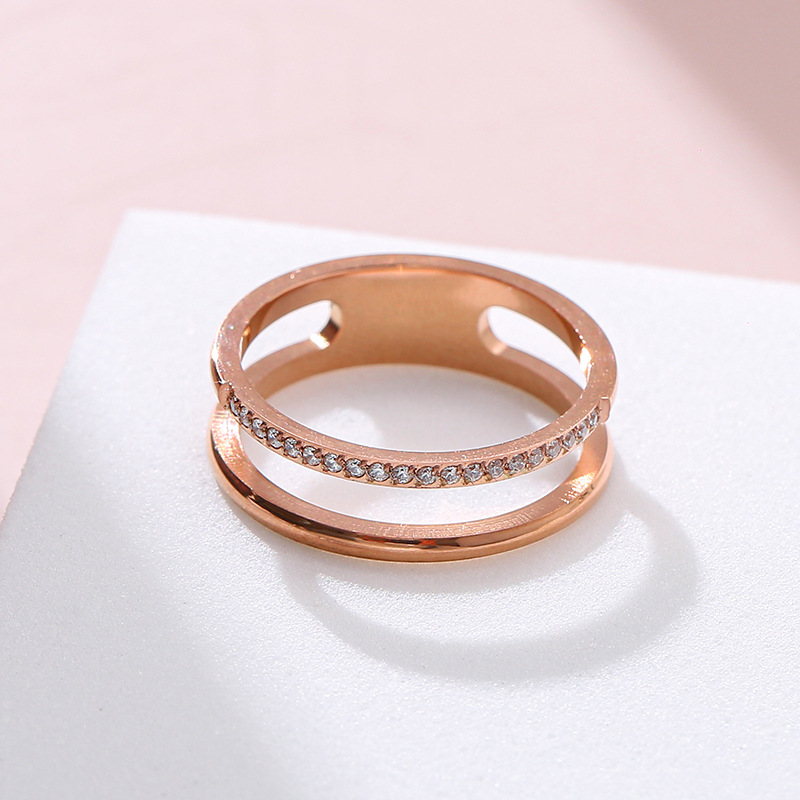 Doble capa de doble fila de diamante de acero de titanio 18K oro rosa de color oro No se desvanece estrella red anillo rojo moda femenina