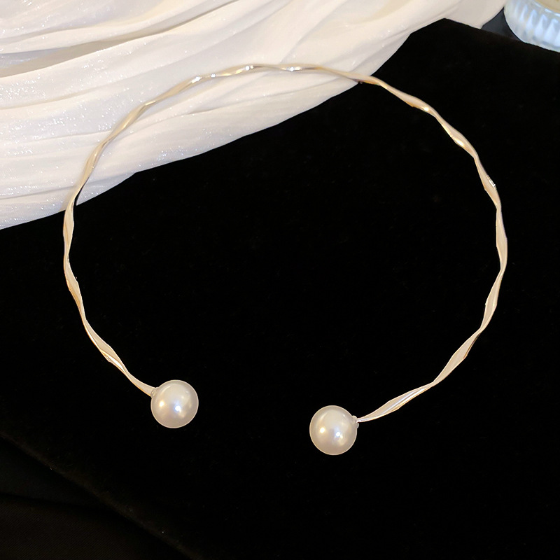 Simple sensación de metal ondulado imitación de perlas collar de apertura geométrica personalidad temperamento de alta sensación collar adornamiento de mujer