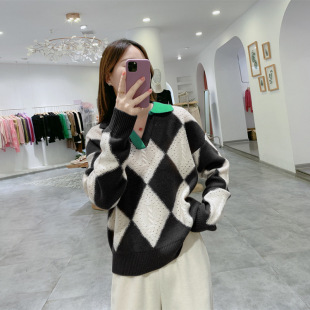 3���Ӻ���q�����I�L��ײɫ��y��������ë��Ů�b�ﶬ�¿���l