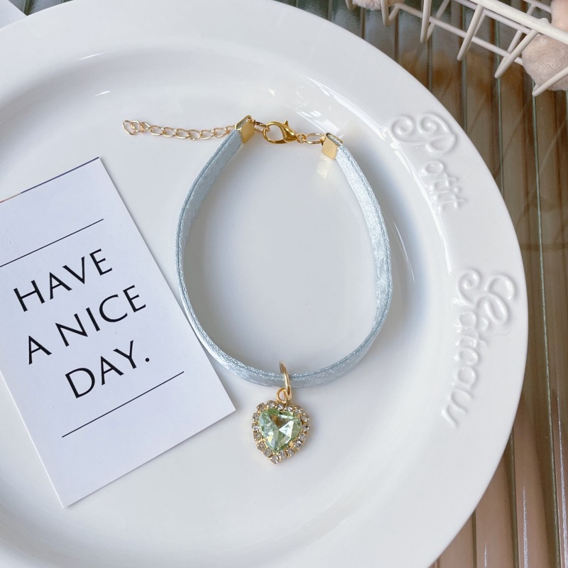 하트 모양의 다이아몬드 그린 칼라