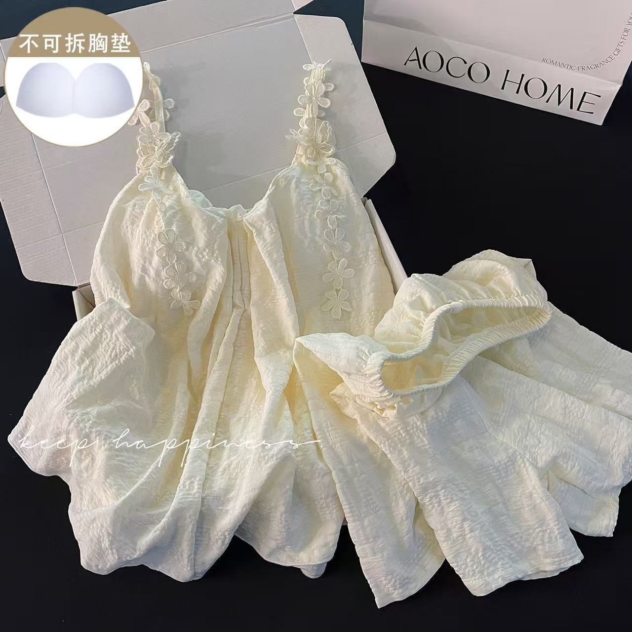 Three dimensional apricot set, flowered, lifting effect