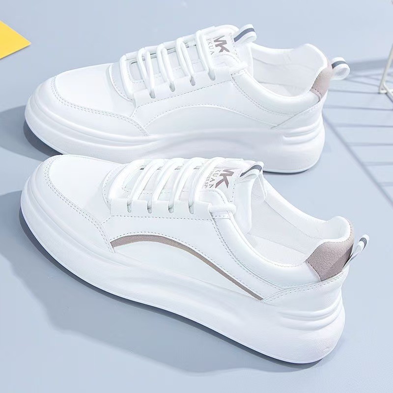 2025 primavera nuevos estudiantes Harajuku zapatos de skate pequeños zapatos blancos para mujeres versátiles coreanos zapatos de cuero deportivo de suela gruesa