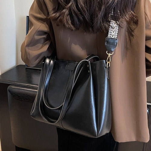 Ladies' Fashionable Large Capacity Crossbody Bag for Autumn/Winter  - A High-End Shoulder Bag with a Trendy Look
