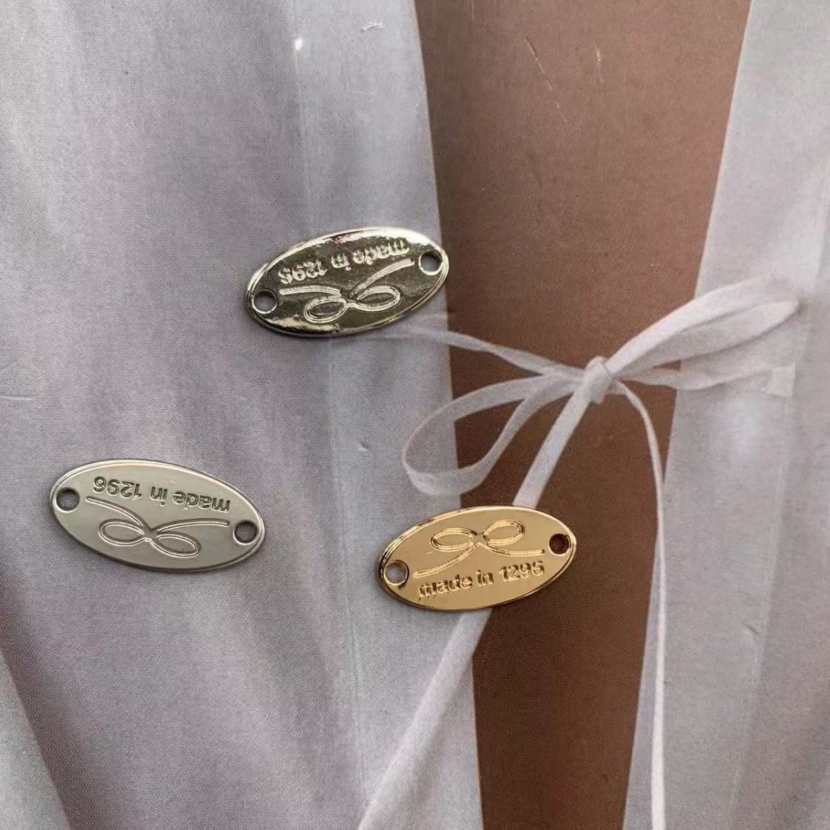 Nuevo estilo de moda alfabetizado DiDi accesorios de joyería metálica arco zapatos sombreros calcetines accesorios de ropa colgante