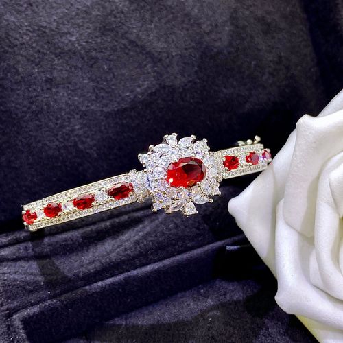 Luxury Light Luxury Sense Flower Clasp Bracelet, Versatile Retro Diamond-Impregnated Imitation Natural pigeon blood gemstone gemstone bracelet for women