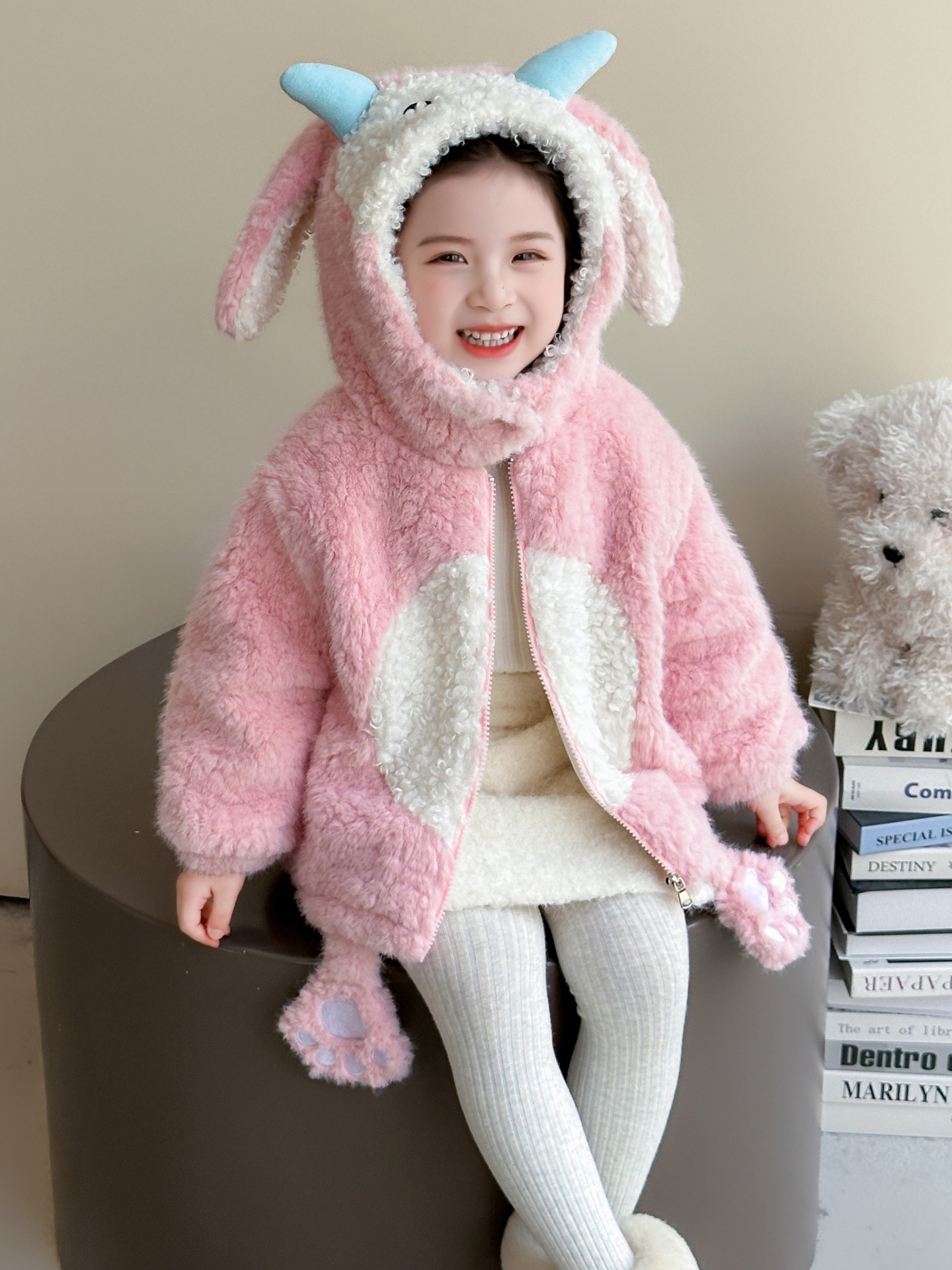 Niñas más abrigo de terciopelo otoño y invierno 2025 nuevo estilo coreano bebé femenino engrosado suéter de lana de aire extranjero ropa de invierno de algodón para niños