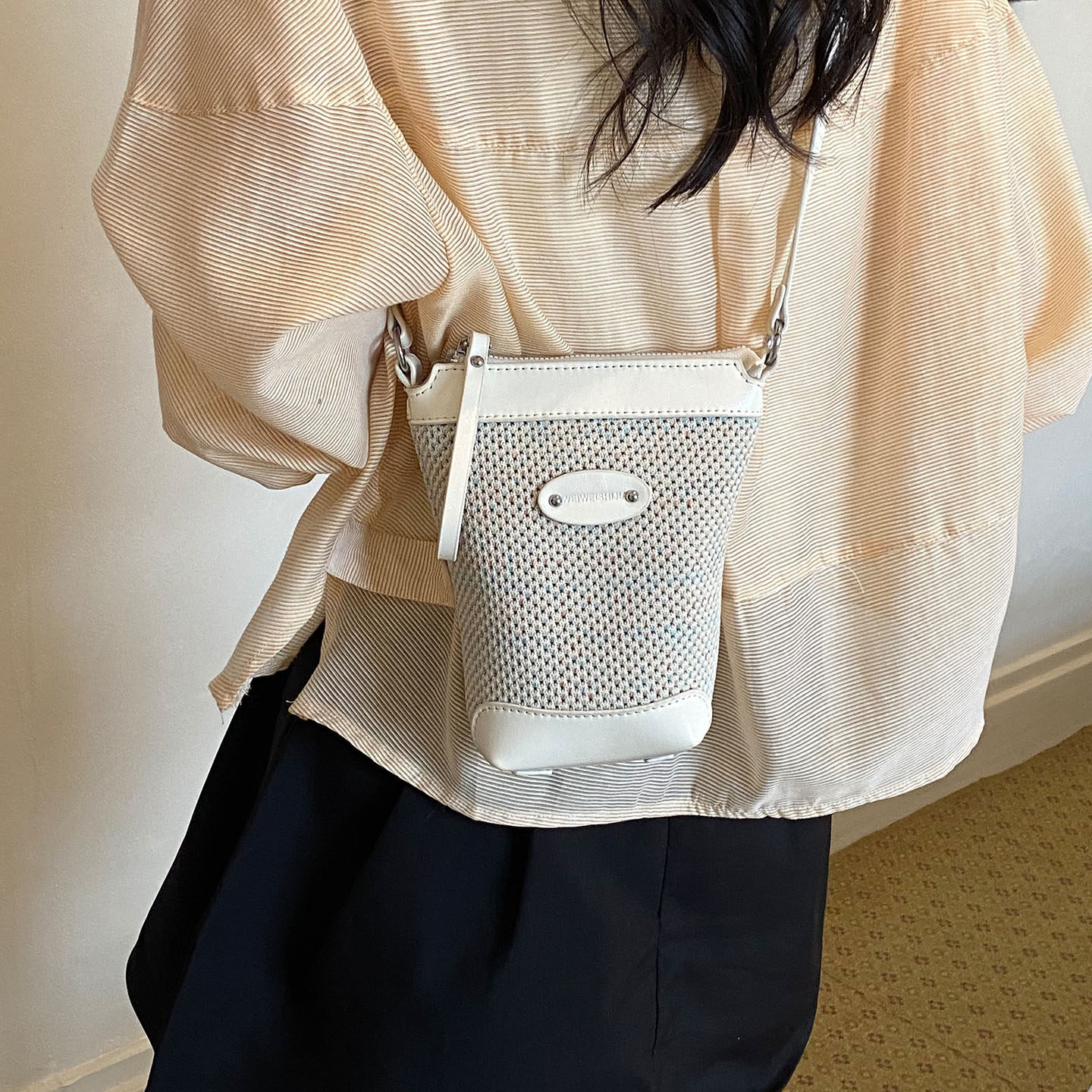 2026 bolsos casuales inclinados bolsos de moda para mujeres móviles de un solo hombro día cubos para llevar un nuevo bolso coreano tejido súper caliente