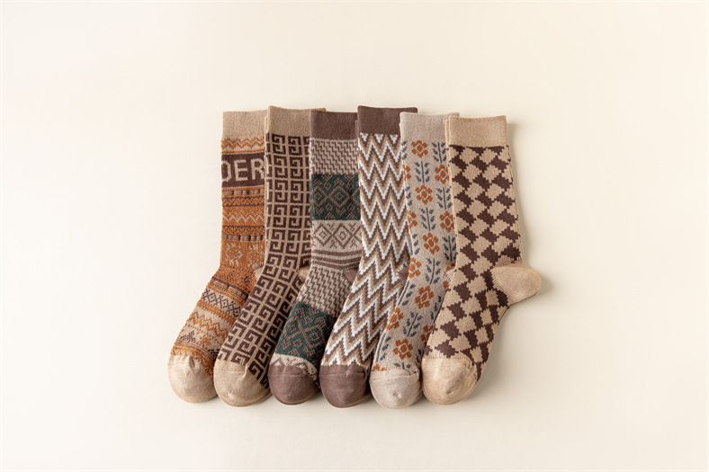 Double-needle, two-way trend, fashionable new women's pile socks, medium length, thickened khaki color wave pattern_voghion.com