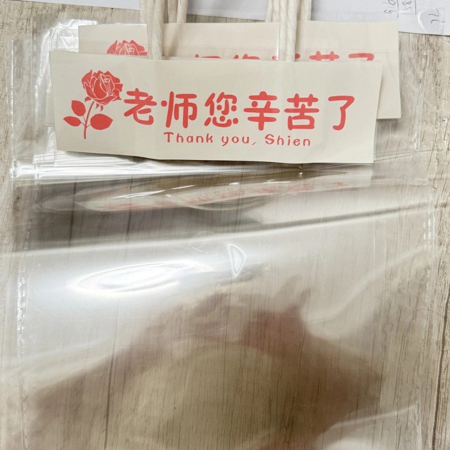 El maestro trabajó duro para una bolsa de regalo.