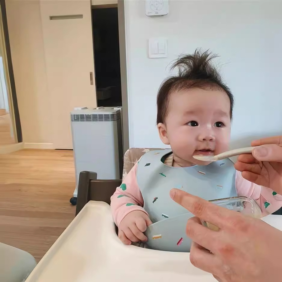 Miniheeee Corea del Sur ins bebé babero de silicona bebé comiendo artefacto anti-sucio babero impermeable babero de comida