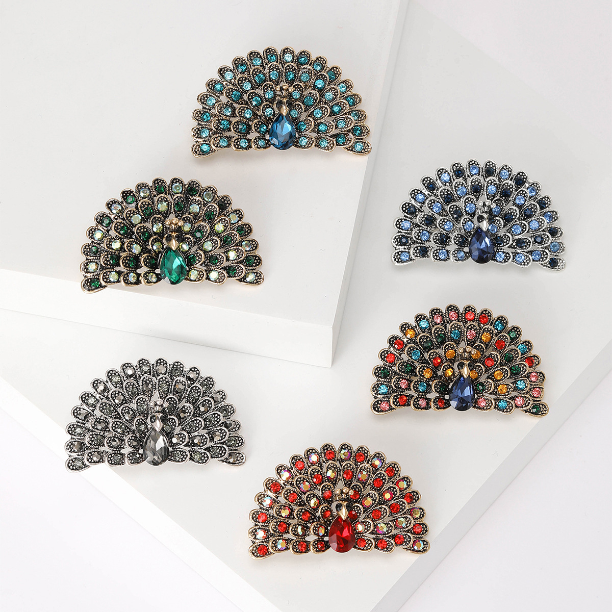 Fashionable retro accessory lapel pin