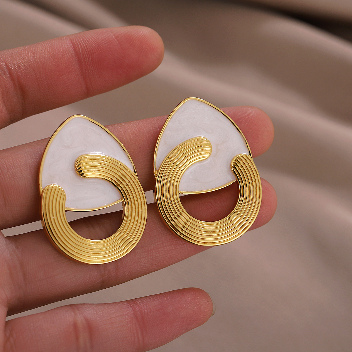 Viento que sopla Medio Verano Zhao Liying mismo estilo pendientes Xu Medio Verano natural blanco pendientes de fritillary triángulo C pendientes nicho diseño