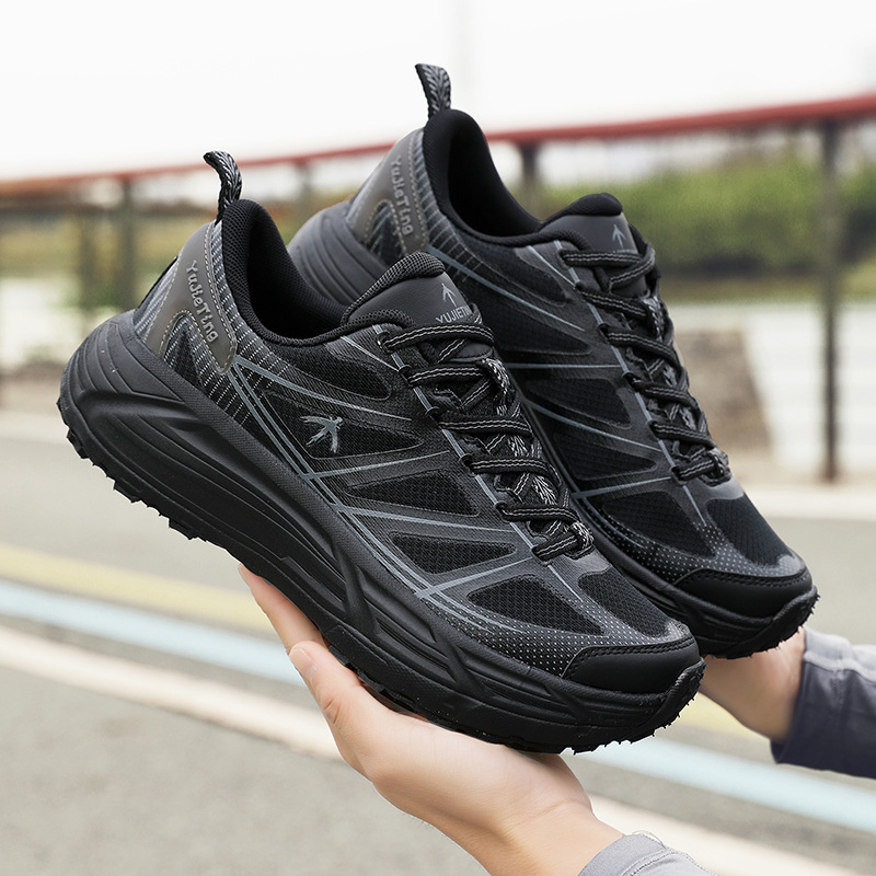 Primavera nuevo tipo de zapatos deportivos de tejido de vuelo para hombres, zapatos de correr transpirables casuales con suela gruesa