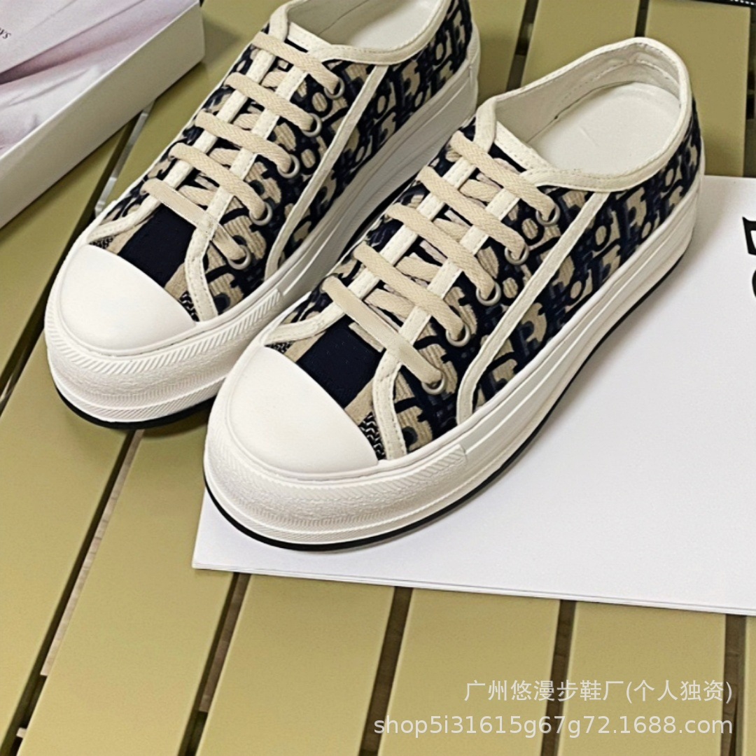 Zapatillas de lona retro con bordado de la marca D, novedad 2026, zapatillas casuales de moda, versátiles, para parejas, con suela gruesa, blancas.