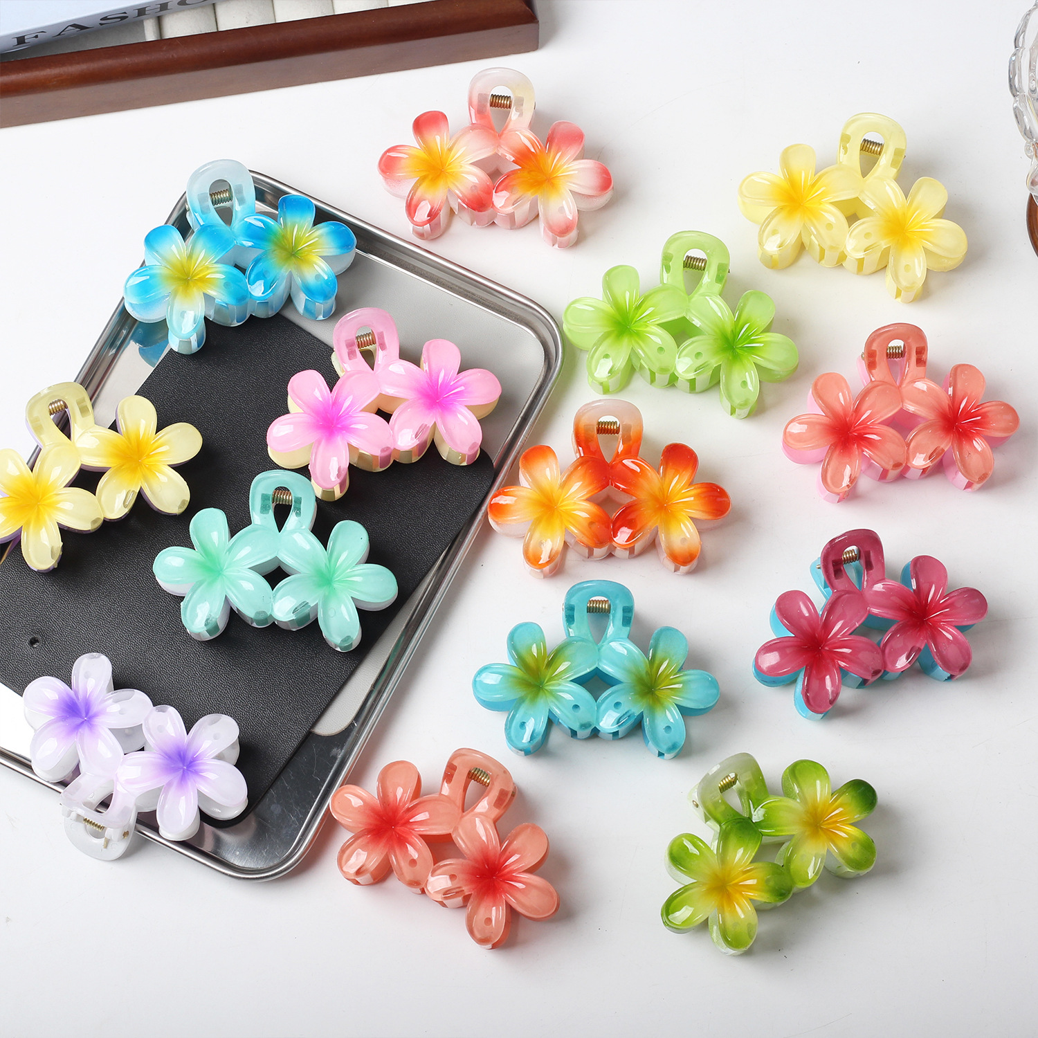 Clip de agarre de flor de frangipani de color caramelo caliente de Amazon transfronterizo Horquilla de flor de color transparente Horquilla de estilo de vacaciones de viaje