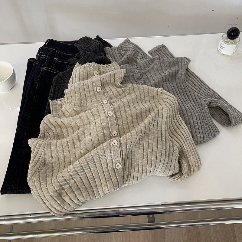 Blogger recommends a knitted sweater with a half-button closure, a high collar, soft and stretchy fabric, vertical stripes, and a slim fit – a perfect base layer for women Blogger recommends a knitted sweater with a half-button closure, a high collar, soft and stretchy fabric, vertical stripes, and a slim fit – a perfect base layer for women