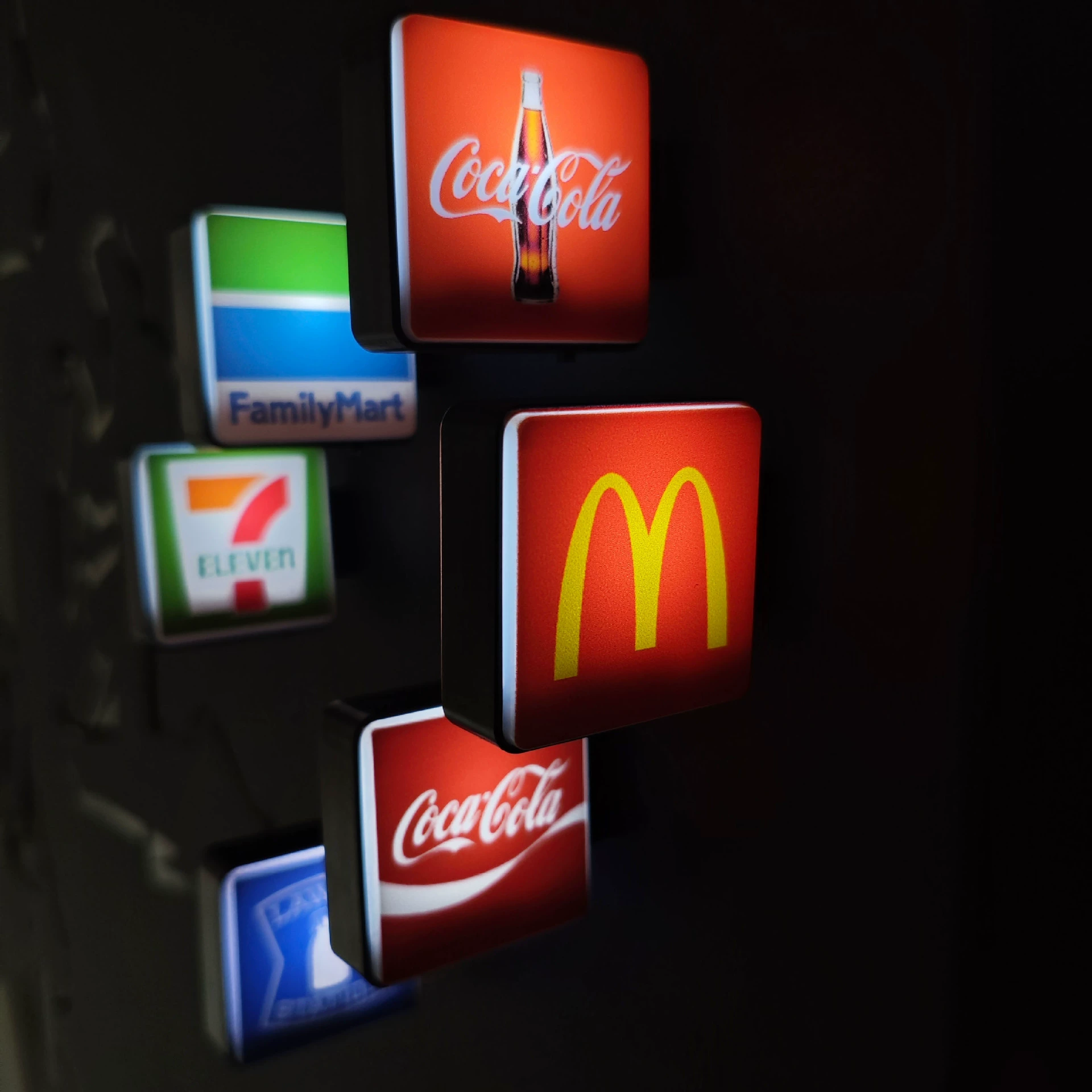 М-образная кола светящаяся наклейка на холодильник