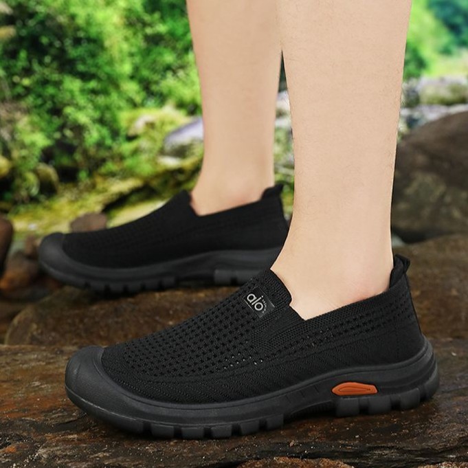 Nuevos zapatos transpirables de verano de malla de un pie de zapatos deportivos de mediana edad con suela suave cómodos zapatos casuales ligeros al por mayor