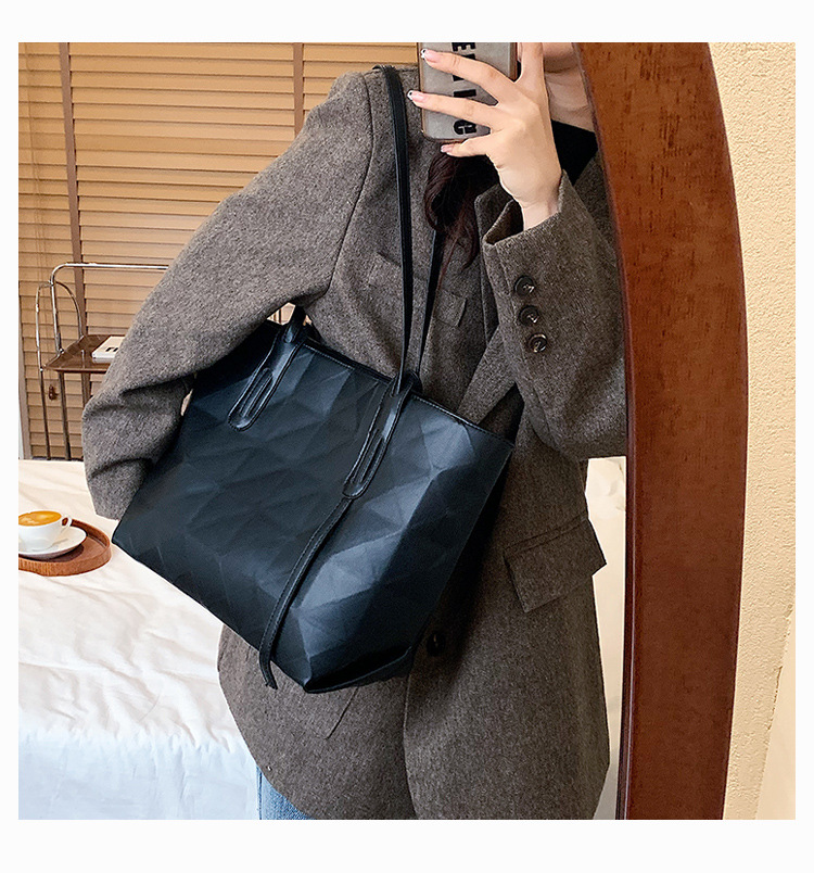 Large Bag Female Autumn And Winter Shoulder Female Bag Solid Color Rhombus Hand Bag display picture 9