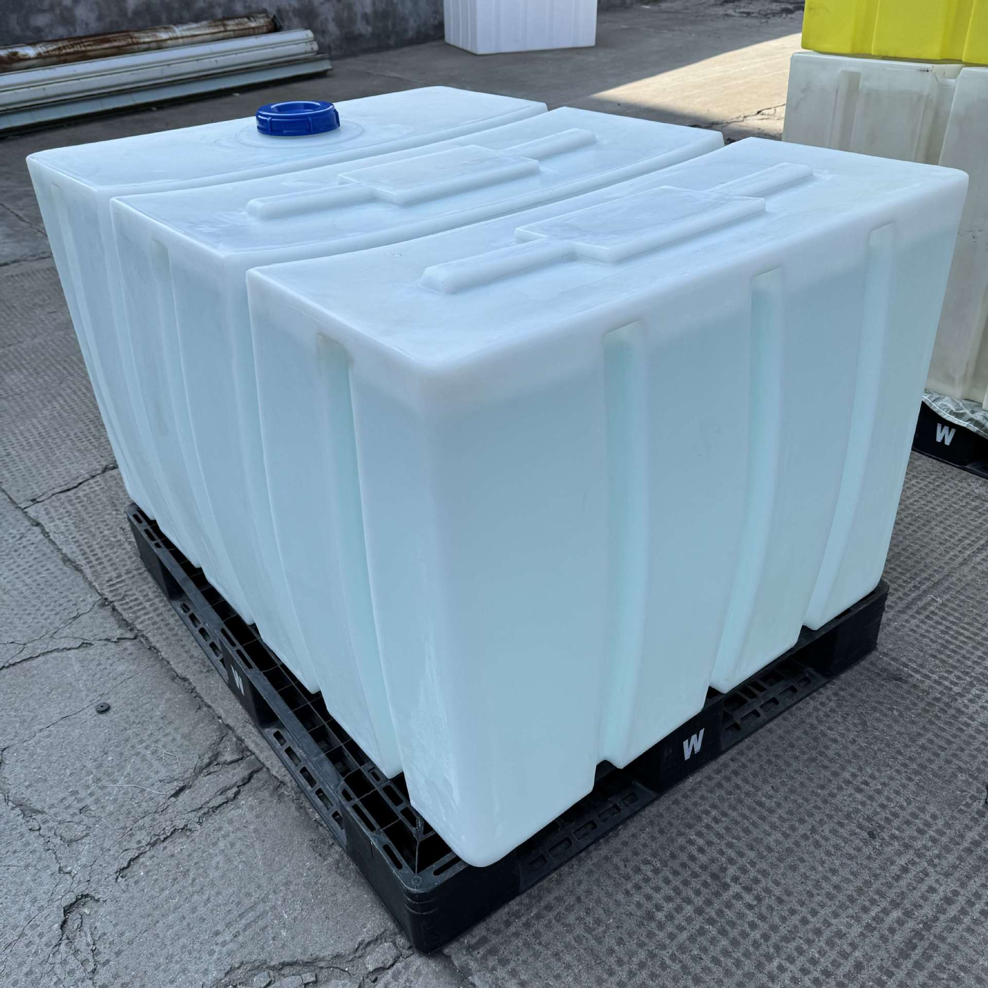 加厚卧式柴油桶无人机药桶车载方形塑料油箱运输罐耐酸碱水箱1000