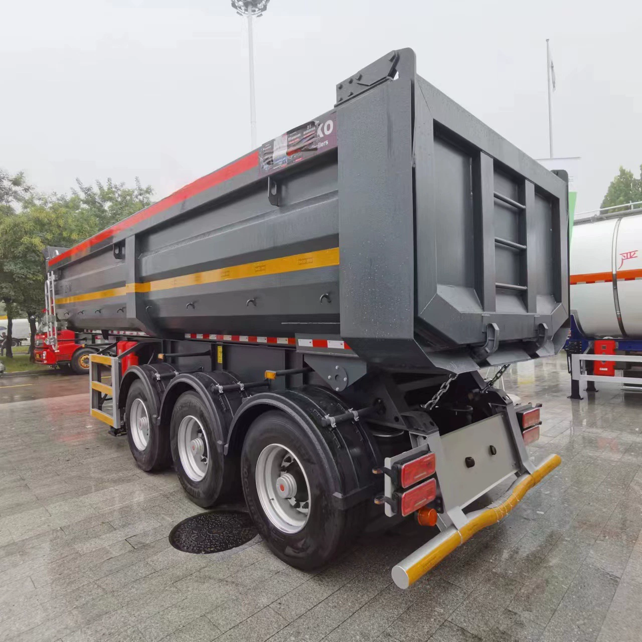 Экспортный четырехосный полуприцеп-самосвал с высокой кузовной платформой для перевозки песка и гравия