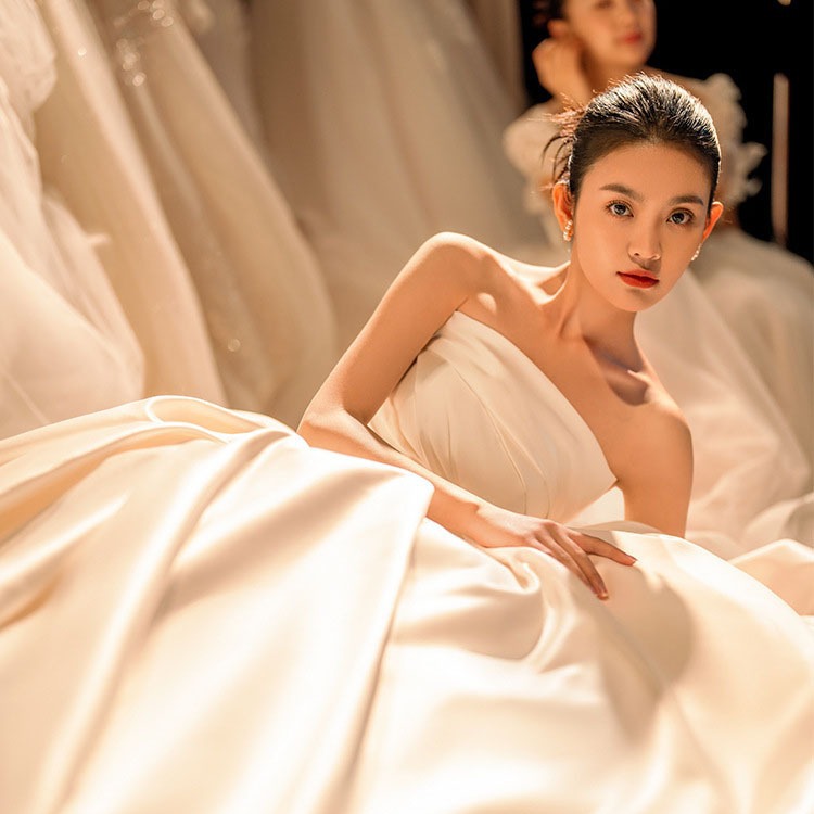 Pure white simple satin texture wedding dress 2026 bride tube top…