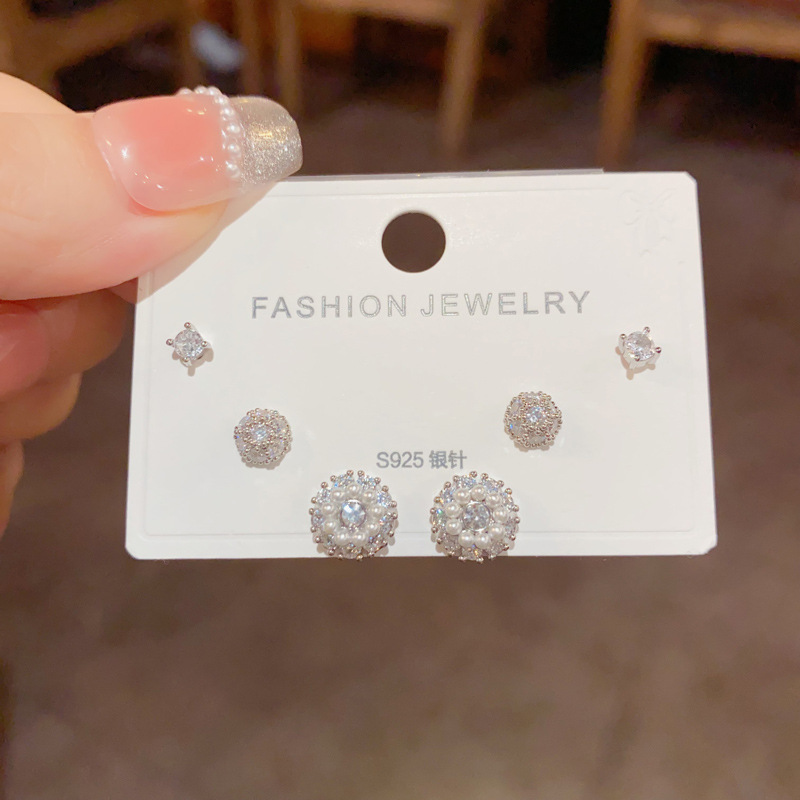 S925 aguja de plata micro incrustaciones de circón pendientes cortos pendientes de pelo corto japonés y coreano elegante todo-fósforo simple conjunto de tres piezas pendientes para las mujeres
