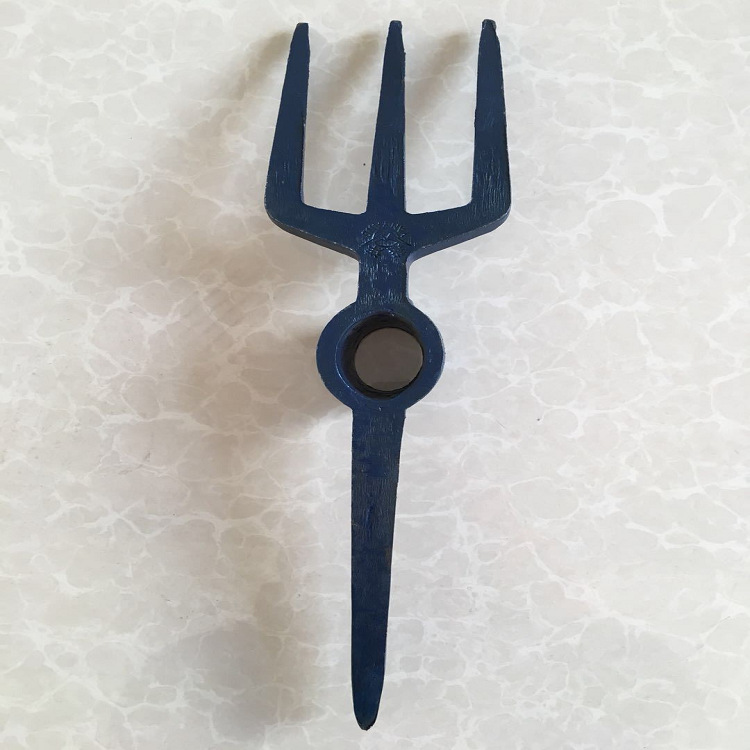 Pico de acero de tres dientes y un riel de punta de acero integrado forjado para ejecutar rieles de acero con mango de madera dura