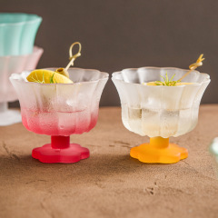 花の半分のコップのコップのグラスの女性の高い顔の値のコップの家庭用のコップの飲み物のジュースのコップのヨーグルトのコップ