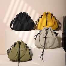 水桶布包抽绳新款女包唐妮儿高级感大容量工装潮流洋气斜挎单肩包