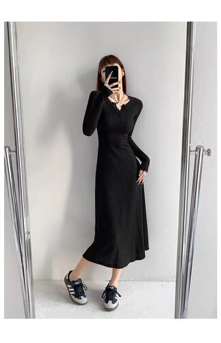 Sassy sister vibes! A knitted sweater dress—perfect for spring and autumn, featuring a relaxed, laid-back style with a waist-defining design and a mid-length cut.
