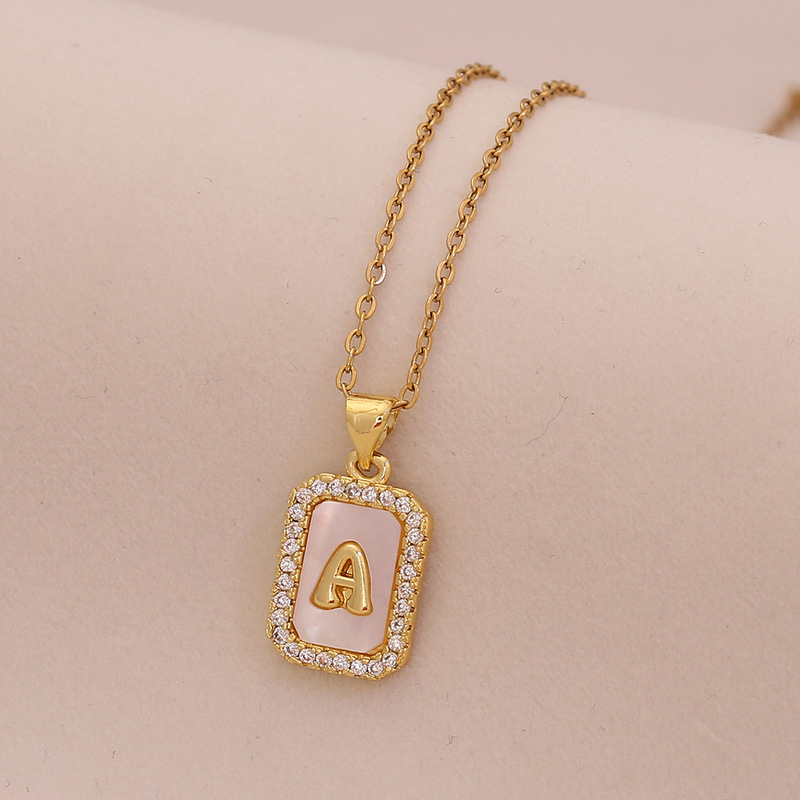[Bing Meng] 26 シェルレターネックレス レディース ライト ラグジュアリー ハイエンド 18K ゴールド スクエア ペンダント ネックレス N1573|undefined