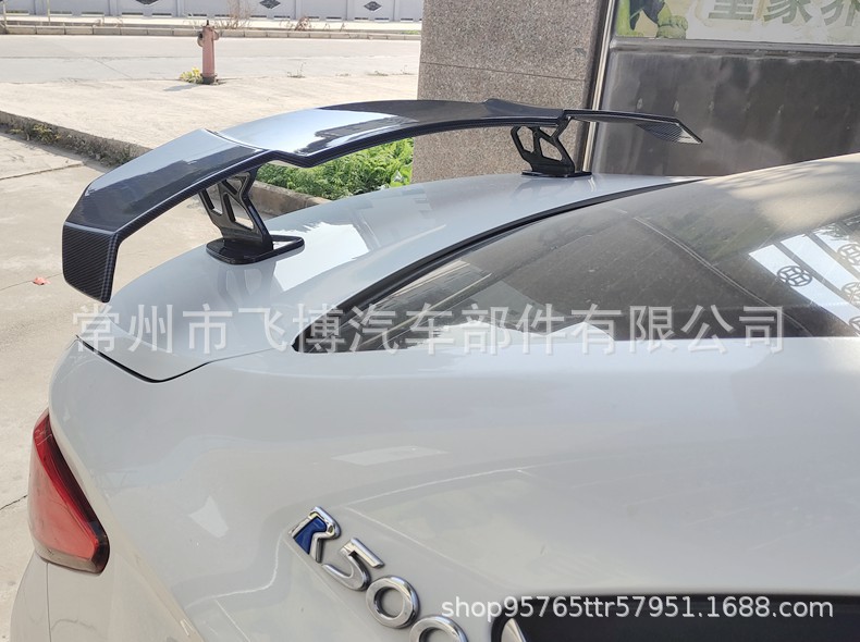 Universal for sedans, suitable for BMW 3 Series, 4 Series, 5 Series, carbon fiber modified V-style rear spoiler