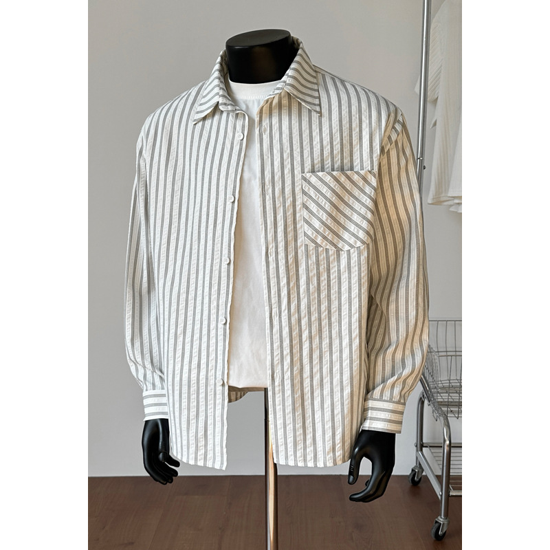 Camicia a maniche lunghe da uomo americana a righe grigie e bianche in stile retrò, ideale per la primavera, con un elegante effetto drappeggio._voghion.com