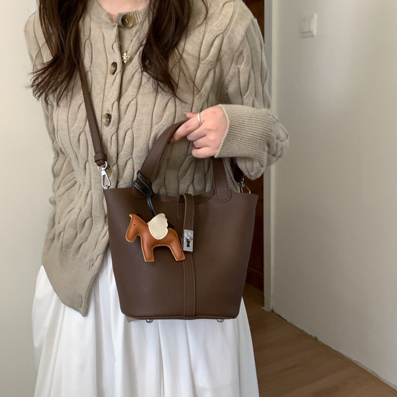 Bolsa de cestas de comida de mano de alta calidad 2025 nuevo invierno simple bolso de cubo casual bolso de hombro de mujer coreana