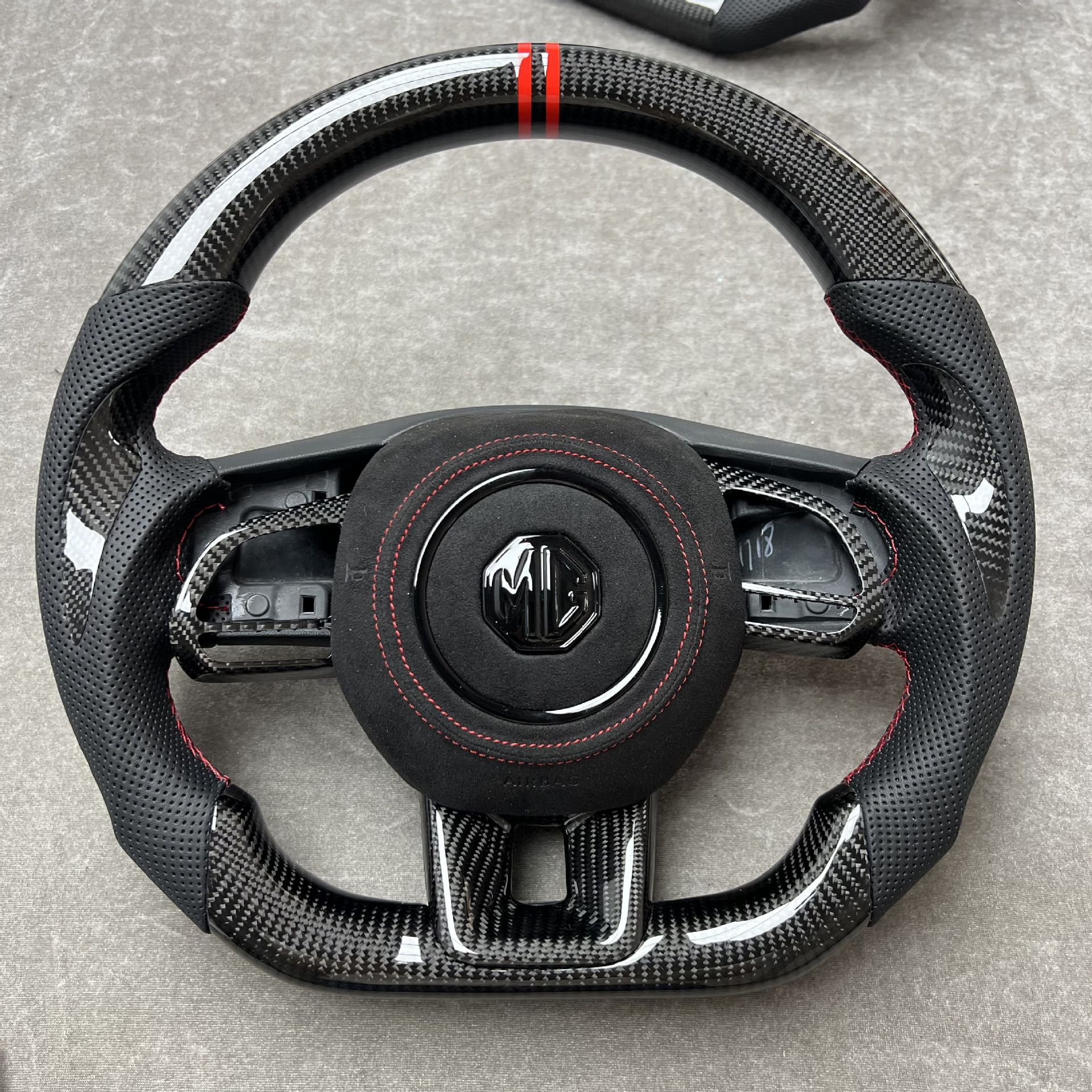 Custom Carbon Fiber Steering Wheel from the Source Manufacturer, Suitable for Modification and Processing of Roewe Mg Car Steering Wheels