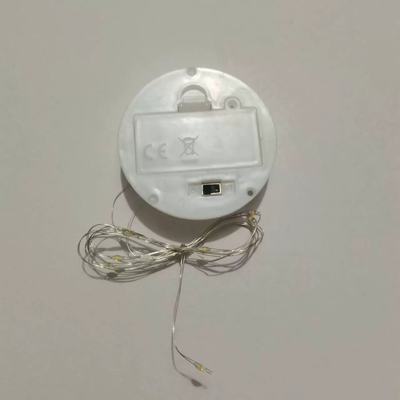 Круглая коробка для батареек типа АА диаметром 63 мм с 2 элементами и основанием из натурального дерева для поделок и светодиодных гирлянд с вечными цветами.