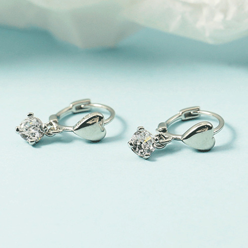 Sweet short love earrings for women, fashionable single diamond, fashionable ear cuff, exquisite and compact, no need to take off earrings for sleeping