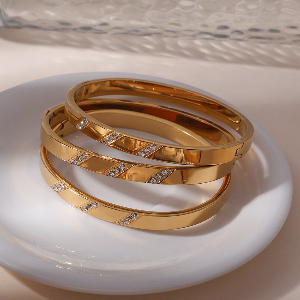 Estilo retro transfronterizo sarga de acero inoxidable con incrustaciones de diamantes, lujo ligero, temperamento de alta gama, pulsera de ahorro de moda, pulsera femenina 18K