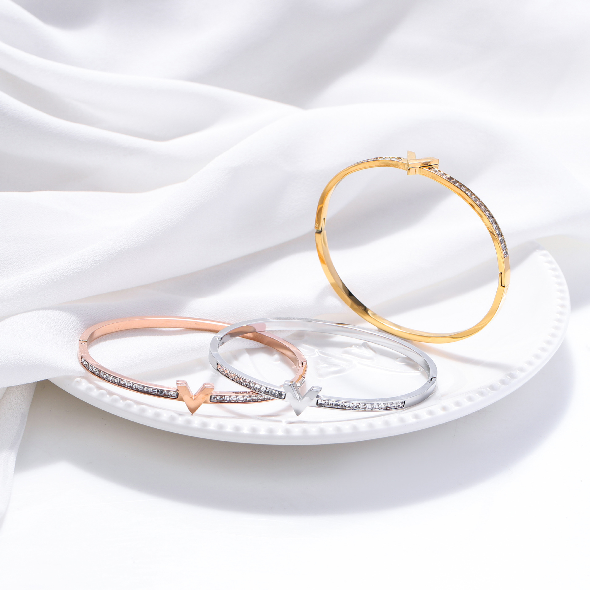 Nueva moda coreana alta sensación de V abertura brazalete de acero de titanio para mujeres brazalete de lujo ligero chapado 18K joyas