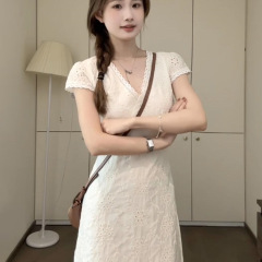 夏季设计感V领法式连衣裙子女夏2025新款爆款高级感收腰温柔长裙