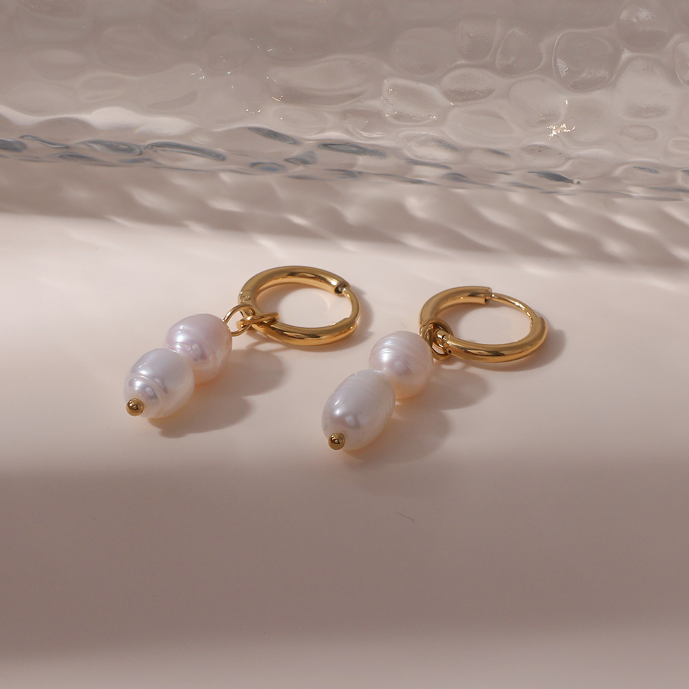Estilo francés de lujo ligero, simple y elegante, acero inoxidable, perlas naturales de agua dulce de 18K, pendientes que no se desvanece, pendientes, fábrica al por mayor