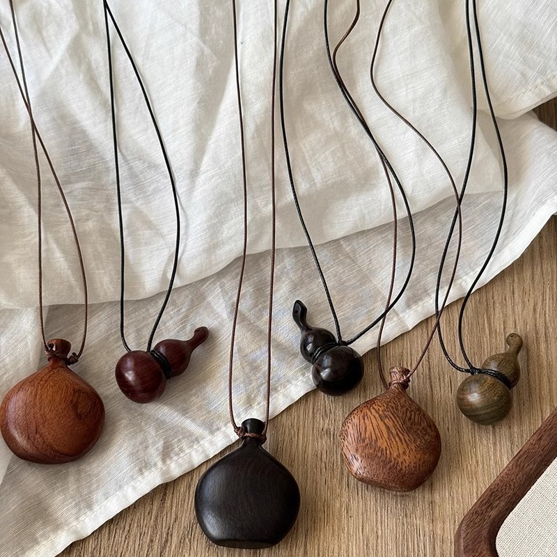 Minimalist Style Wooden Wine Bottle Sweater Chain Necklace Design Choker Neck Accessory Autumn and Winter Versatile Sweater Chain for Women