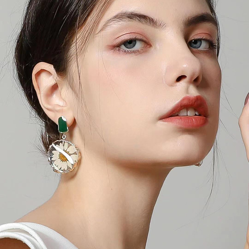 Pastoral Style Fashion Amber Dried Flower Daisy Resin Silver Needle Earrings New Chinese Style Oil Drop Flower Earrings Small Daisy