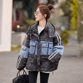 工装风牛仔拼接羽绒服女冬加厚保暖白鸭绒连帽外套撞色宽松面包服