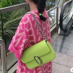 MJの新型カバーをひっくり返して、女性の肩を斜めにして、欧米のファッション的なわきの下で通勤しています。