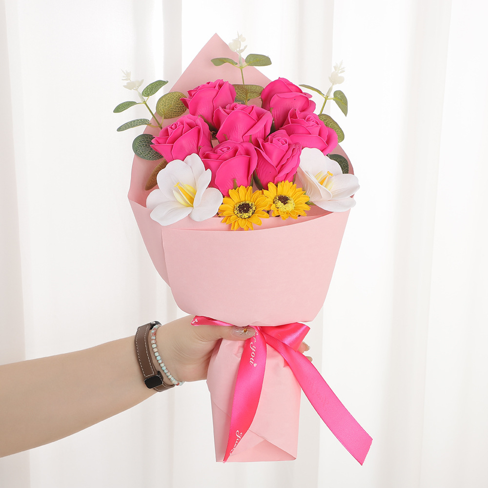 Crayon Shin-chan Guangzhi envía a Meiya el mismo ramo de flores de rosas terminado sosteniendo flores de jabón 520 regalo del Día de la Madre