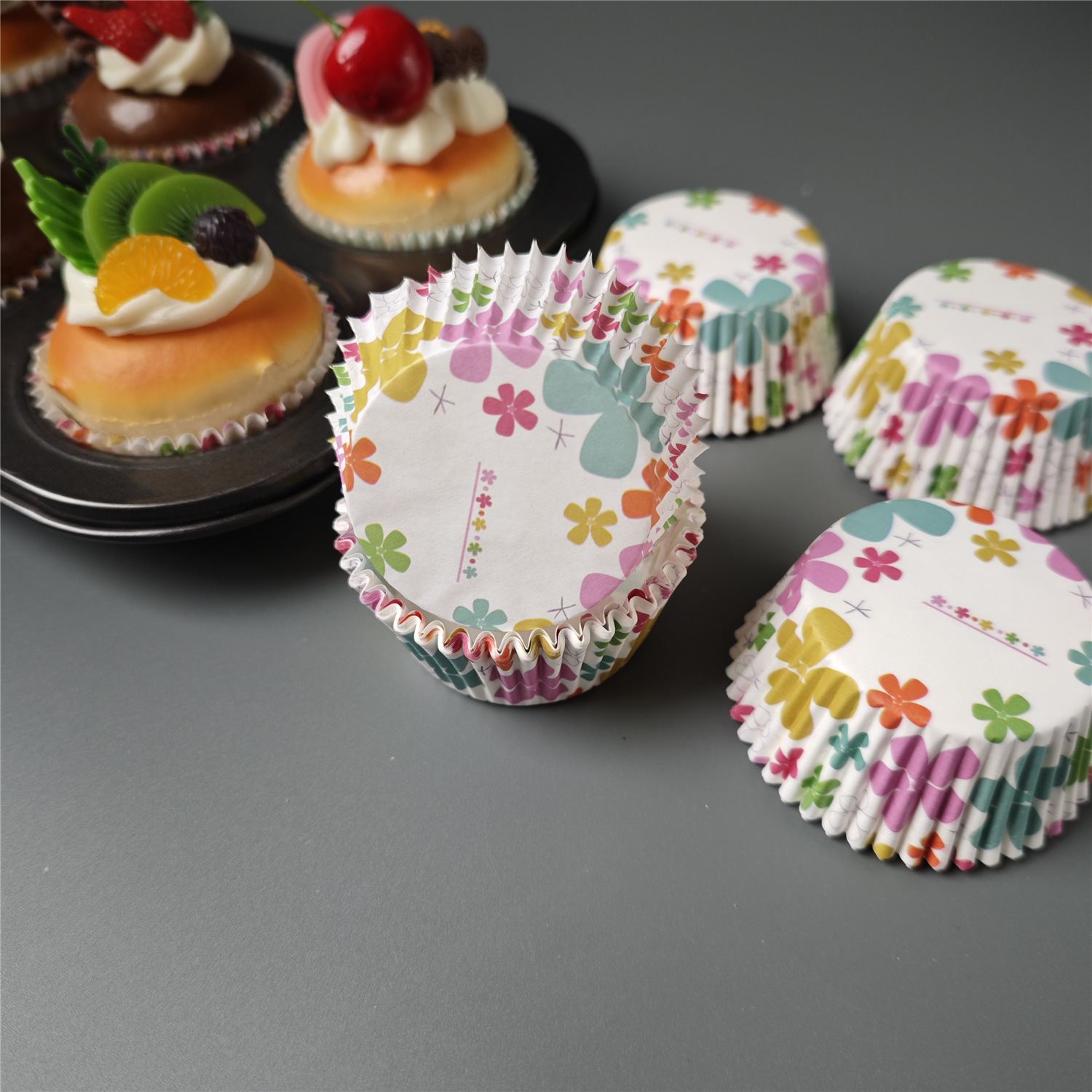 Flores de patrón de papel en caja Flores de papel 11 cm aceite de papel para hornear almohadillas de muffin soporte de papel Melly