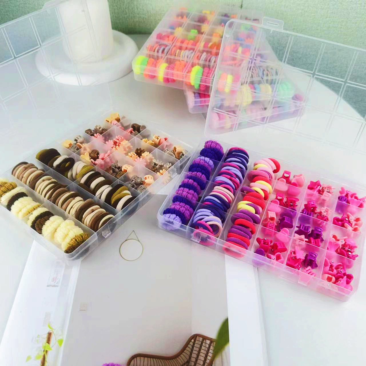 La nueva banda de goma de flores es linda y no daña el cabello, la banda de goma, la caja de almacenamiento para niñas, la pequeña pinza, los accesorios para el cabello para niñas